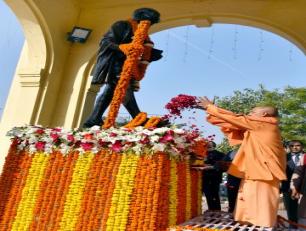 उत्तर प्रदेश के मुख्यमंत्री योगी आदित्यनाथ जी 30 जनवरी, 2019 को लखनऊ में महात्मा गांधी जी की पुण्यतिथि के अवसर पर जी0पी0ओ0 स्थित उनकी प्रतिमा पर पुष्पांजलि अर्पित करते हुए। 
