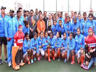 उत्तर प्रदेश के मुख्यमंत्री योगी आदित्यनाथ जी 10 फरवरी, 2019 को जनपद गोरखपुर में अन्तर्राष्ट्रीय हाॅकी मैच की विजयी टीम के साथ।