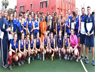 उत्तर प्रदेश के मुख्यमंत्री योगी आदित्यनाथ जी 10 फरवरी, 2019 को जनपद गोरखपुर में आयोजित भारत-फ्रांस की महिला टीमों के बीच अन्तर्राष्ट्रीय हाॅकी मैच के अवसर पर फांस की टीम के साथ।	