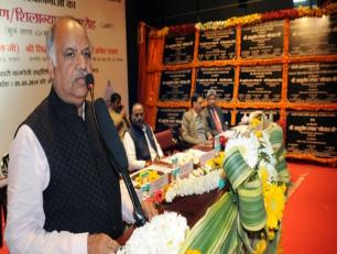 मंत्री श्री आशुतोष टण्डन ‘गोपाल जी‘ आज अटल बिहारी बाजपेयी साइंटिफिक कनवेंशन सेन्टर, लखनऊ में चिकित्सा शिक्षा विभाग की विभिन्न परियोजनाओं के शिलान्यास अवसर पर अपने विचार व्यक्त करते हुए