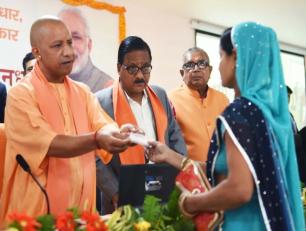 उत्तर प्रदेश के मुख्यमंत्री योगी आदित्यनाथ जी 05 मार्च, 2019 को जनपद गोरखपुर में ‘प्रधानमंत्री श्रमयोगी मान धन योजना’ के एक महिला लाभार्थी को लाभान्वित करते हुए।