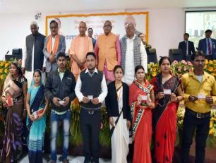 उत्तर प्रदेश के मुख्यमंत्री योगी आदित्यनाथ जी 05 मार्च, 2019 को जनपद गोरखपुर में ‘प्रधानमंत्री श्रमयोगी मान धन योजना’ के लाभार्थियों के साथ।