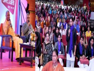 उत्तर प्रदेश के मुख्यमंत्री योगी आदित्यनाथ जी 07 मार्च, 2019 को लखनऊ में दैनिक ‘अमर उजाला’ द्वारा आयोजित ‘संवाद’ कार्यक्रम में एक छात्रा के सवाल का जवाब देते हुए।