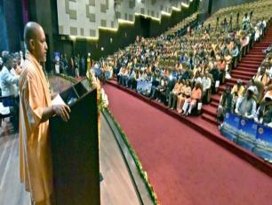 उत्तर प्रदेश के मुख्यमंत्री योगी आदित्यनाथ जी 7 मार्च, 2019 को लोक भवन, लखनऊ में कैलाश मानसरोवर तथा सिन्धु दर्शन के तीर्थ यात्रियों को अनुदान वितरण कार्यक्रम को सम्बोधित करते हुए।