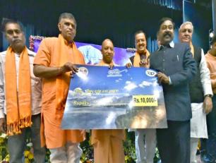 उत्तर प्रदेश के मुख्यमंत्री योगी आदित्यनाथ जी 7 मार्च, 2019 को लोक भवन, लखनऊ में सिन्धु दर्शन यात्रा के एक तीर्थ यात्री को अनुदान राशि का प्रतीकात्मक चेक प्रदान करते हुए।