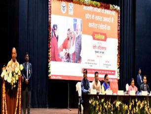 उत्तर प्रदेश के मुख्यमंत्री योगी आदित्यनाथ जी 7 मार्च, 2019 को लोक भवन, लखनऊ में मध्यान्ह् भोजन योजना के तहत प्रदेश के रसोइयों के सम्मेलन को सम्बोधित करते हुए।