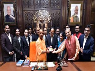 उत्तर प्रदेश के मुख्यमंत्री योगी आदित्यनाथ जी को 07 मार्च, 2019 को लोक भवन, लखनऊ में किंग जाॅर्ज चिकित्सा विश्वविद्यालय के शिक्षक संघ तथा कर्मचारी संगठन के सदस्यों ने भी पुलवामा आतंकी घटना के शहीदों के परिवारों के सहायतार्थ मुख्यमंत्री राहत कोष में जमा कि