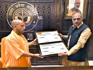 उत्तर प्रदेश के मुख्यमंत्री योगी आदित्यनाथ जी को सिंचाई मंत्री श्री धर्मपाल सिंह 07 मार्च, 2019 को लोकभवन, लखनऊ में पुलवामा आतंकी घटना के शहीदों के परिवारों के सहायतार्थ यू0पी0 प्रोजेक्ट्स काॅर्पोरेशन लि0 की ओर से 14 लाख 83 हजार रुपए का चेक मुख्यमंत्री रा