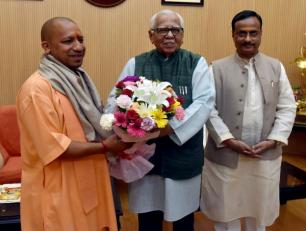 उत्तर प्रदेश के राज्यपाल श्री राम नाईक जी मुख्यमंत्री योगी आदित्यनाथ जी को 05 जून, 2019 को उनके सरकारी आवास पर जन्मदिन की बधाई देते हुए।