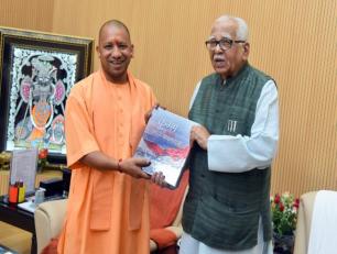 उत्तर प्रदेश के राज्यपाल श्री राम नाईक जी को मुख्यमंत्री योगी आदित्यनाथ जी 05 जून, 2019 को अपने सरकारी आवास पर प्रयागराज कुम्भ-2019 से सम्बन्धित एक पुस्तक भेंट करते हुए। 