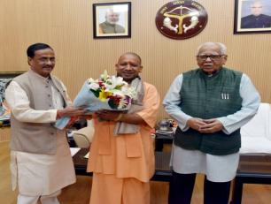 उत्तर प्रदेश के मुख्यमंत्री योगी आदित्यनाथ जी को 05 जून, 2019 को उनके सरकारी आवास पर उप मुख्यमंत्री डाॅ0 दिनेश शर्मा जन्मदिन की बधाई देते हुए।