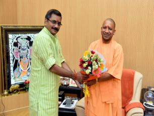उत्तर प्रदेश के मुख्यमंत्री योगी आदित्यनाथ जी को 05 जून, 2019 को उनके सरकारी आवास पर सूचना राज्यमंत्री डाॅ0 नीलकंठ तिवारी जन्मदिन की बधाई देते हुए।