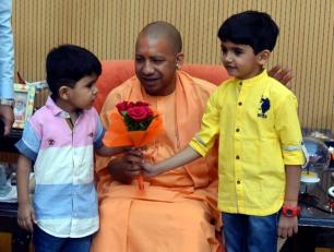 उत्तर प्रदेश के मुख्यमंत्री योगी आदित्यनाथ जी को 05 जून, 2019 को उनके सरकारी आवास पर गोरखपुर से आये बच्चे जन्मदिन की बधाई देते हुए।