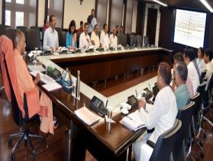 उत्तर प्रदेश के मुख्यमंत्री योगी आदित्यनाथ जी 11 जून, 2019 को लोक भवन में आवास एवं शहरी नियोजन विभाग के प्रस्तुतिकरण का अवलोकन करते हुए।