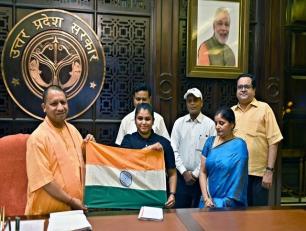 उत्तर प्रदेश के मुख्यमंत्री योगी आदित्यनाथ जी से 20 जून, 2019 को उनके सरकारी आवास पर पर्वतारोही सुश्री पूर्वा धवन ने भेंट की।