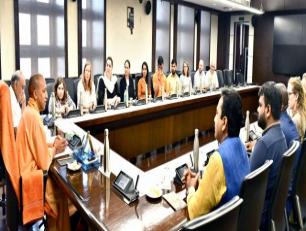 उत्तर प्रदेश के मुख्यमंत्री योगी आदित्यनाथ जी 28 जून, 2019 को लोक भवन, लखनऊ में अमेरिका से आए प्रतिनिधिमण्डल के साथ विचार-विमर्श करते हुए। 