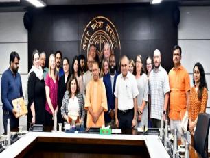 उत्तर प्रदेश के मुख्यमंत्री योगी आदित्यनाथ जी 28 जून, 2019 को लोक भवन, लखनऊ में अमेरिका से आए प्रतिनिधिमण्डल के साथ। 