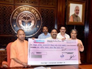 उत्तर प्रदेश के मुख्यमंत्री योगी आदित्यनाथ जी को 02 जुलाई, 2019 को लोक भवन, लखनऊ में सहकारिता मंत्री श्री मुकुट बिहारी वर्मा, राज्य भण्डारण निगम के 01 करोड़ 11 लाख 65 हजार रुपये के लाभांश का चेक सौपते हुए।