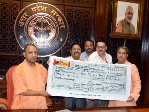 उत्तर प्रदेश के मुख्यमंत्री योगी आदित्यनाथ जी को 02 जुलाई, 2019 को लोक भवन, लखनऊ में सहकारिता मंत्री श्री मुकुट बिहारी वर्मा जम्मू कश्मीर के पुलवामा में आतंकी हमले में शहीद हुए जवानों के परिवार के सहायतार्थ ‘मुख्यमंत्री राहत कोष’ में उ0प्र0 राज्य भण्डारण 