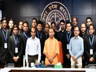 उत्तर प्रदेश के मुख्यमंत्री योगी आदित्यनाथ जी 2 जुलाई, 2019 को लोक भवन में भारतीय प्रशासनिक सेवा एवं भारतीय वन सेवा के प्रशिक्षु अधिकारियों के साथ।