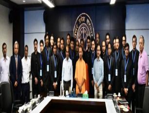 उत्तर प्रदेश के मुख्यमंत्री योगी आदित्यनाथ जी 2 जुलाई, 2019 को लोक भवन में भारतीय प्रशासनिक सेवा एवं भारतीय वन सेवा के प्रशिक्षु अधिकारियों के साथ।