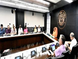 उत्तर प्रदेश के मुख्यमंत्री योगी आदित्यनाथ जी 2 जुलाई, 2019 को लोक भवन में खाद्य सुरक्षा एवं औषधि प्रशासन विभाग के कार्याें की समीक्षा करते हुए।