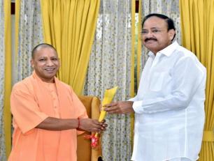 भारत के उप राष्ट्रपति श्री एम0 वेंकैया नायडु जी से 15 जुलाई, 2019 को नई दिल्ली स्थित उनके सरकारी आवास पर उत्तर प्रदेश के मुख्यमंत्री योगी आदित्यनाथ जी भेंट करते हुए।