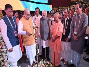 केन्द्रीय गृह मंत्री श्री अमित शाह जी 28 जुलाई, 2019 को इन्दिरा गांधी प्रतिष्ठान, लखनऊ में ग्राउण्ड ब्रेकिंग सेरेमनी-2 के अवसर पर 65,000 करोड़ रु0 लागत की 250 से अधिक परियोजनाओं का डिजिटल शिलान्यास करते हुए।