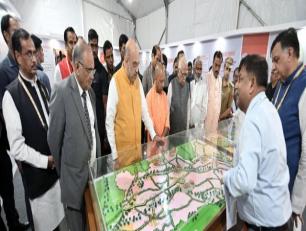 केन्द्रीय गृह मंत्री श्री अमित शाह जी 28 जुलाई, 2019 को इन्दिरा गांधी प्रतिष्ठान, लखनऊ में ग्राउण्ड ब्रेकिंग सेरेमनी-2 की परियोजनाओं के शिलान्यास कार्यक्रम के दौरान यूपीडा द्वारा निर्मित किये जा रहे विभिन्न एक्सप्रेस-वेज़ के माॅडल का अवलोकन करते हुए।