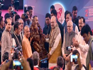 उ0प्र0 के मुख्यमंत्री योगी आदित्यनाथ जी 28 जुलाई, 2019 इन्दिरा गांधी प्रतिष्ठान, लखनऊ में ग्राउण्ड ब्रेकिंग सेरेमनी-2 के अवसर पर केन्द्रीय गृह मंत्री श्री अमित शाह जी को प्रतीक स्वरूप गणेश जी की प्रतिमा भंेट करते हुए। 