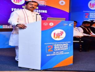 उप मुख्यमंत्री श्री केशव प्रसाद मौर्य  आज यहां प्रदेश मे औद्योगिक निवेश के दूसरे चरण मे आयोजित खाद्य प्रसंस्करण  कार्यशाला  को बतौर मुख्य अतिथि संबोधित करते हुए