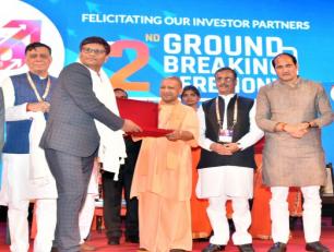 उत्तर प्रदेश के मुख्यमंत्री योगी आदित्यनाथ जी 28 जुलाई, 2019 को इंदिरा गांधी प्रतिष्ठान, लखनऊ में ‘ग्राउण्ड ब्रेकिंग सेरेमनी-2’ के समापन सत्र के अवसर पर एक उद्यमी को सम्मानित करते हुए।