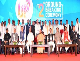 उत्तर प्रदेश के मुख्यमंत्री योगी आदित्यनाथ जी 28 जुलाई, 2019 को इंदिरा गांधी प्रतिष्ठान, लखनऊ में ‘ग्राउण्ड ब्रेकिंग सेरेमनी-2’ के समापन सत्र के अवसर पर सम्मानित उद्यमियों के साथ।