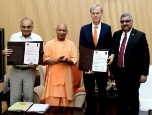 मुख्यमंत्री योगी आदित्यनाथ जी के समक्ष 07 अगस्त, 2019 को उनके सरकारी आवास पर नीदरलैण्ड्स के राजदूत श्री मार्टेन वैन डेन बर्ग और उत्तर प्रदेश के मुख्य सचिव डाॅ0 अनूप चन्द्र पाण्डेय एम0ओ0यू0 हस्ताक्षरित करने के उपरान्त। 