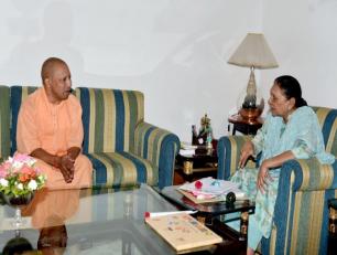उत्तर प्रदेश की राज्यपाल श्रीमती आनंदीबेन पटेल जी से 08 अगस्त, 2019 को राजभवन में मुख्यमंत्री योगी आदित्यनाथ जी शिष्टाचार भेंट करते हुए।