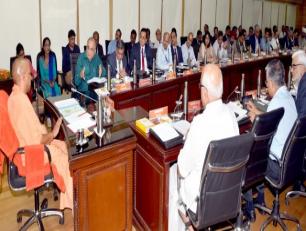 उत्तर प्रदेश के मुख्यमंत्री योगी आदित्यनाथ जी 8 अगस्त, 2019 को शास्त्री भवन, लखनऊ में राज्य स्तरीय बैंकर्स समिति उ0प्र0 की समीक्षा बैठक करते हुए।