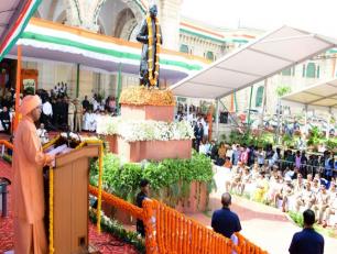 मा0 मुख्यमंत्री योगी आदित्यनाथ जी 15 अगस्त 2019 को विधान भवन परिसर में  स्वतंत्रता दिवस के अवसर पर झंडारोहण के बाद अपने विचार व्यक्त करते हुये।	