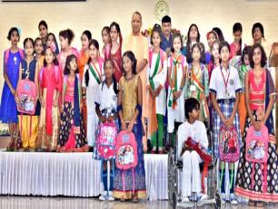 मा0 मुख्यमंत्री योगी आदित्यनाथ जी 15 अगस्त 2019 को अपने सरकारी आवास 5-कालीदास मार्ग, लखनऊ पर बालिकाओं द्वारा स्वतंत्रता दिवस/रक्षाबंधन पर आयोजित कार्यक्रम।