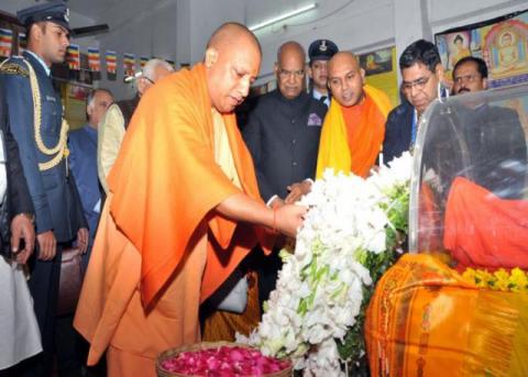 15 दिसम्बर, 2017 को लखनऊ में बौद्ध भिक्षु भदन्त स्वामी प्रज्ञानन्द जी के पार्थिव शरीर को श्रद्धांजलि